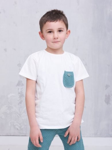 T-shirt bianca in cotone organico con taschino azzurro mare, clorofilla e indaco, XIAO YUE (piccola luna)