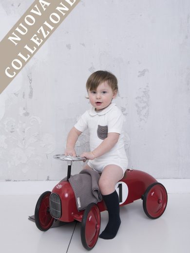Body con colletto in cotone organico bianco con taschino in maglia color grigio talpa mallo di noce