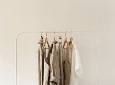 Guida pratica a un guardaroba sostenibile per mamme e bambini