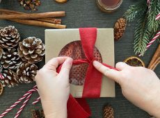Regali di Natale sostenibili : abbigliamento e accessori in lana per adulti e bambini
